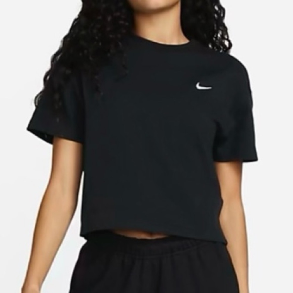 Nike Women’s T-Shirt NWT 🖤 Size Small 🖤 Black